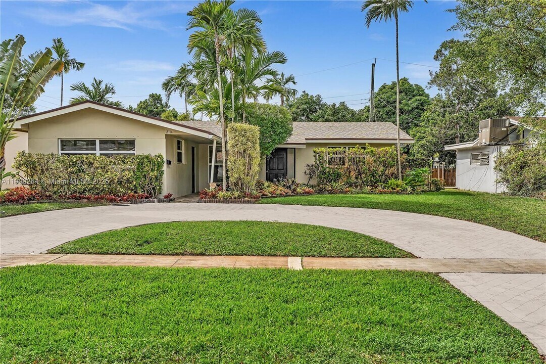2114 N 44th Ave in Hollywood, FL - Building Photo
