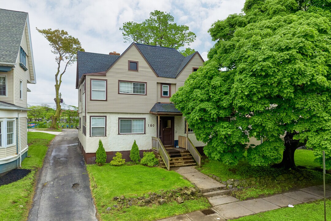 180 Alexander St in Rochester, NY - Building Photo