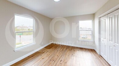 8001 W Elizabeth Ln in Fort Worth, TX - Building Photo - Building Photo