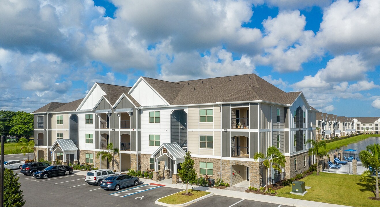 The Palm Bay Grand Apartments in Melbourne, FL - Building Photo