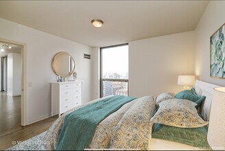 200 W Grand Ave in Chicago, IL - Building Photo - Building Photo