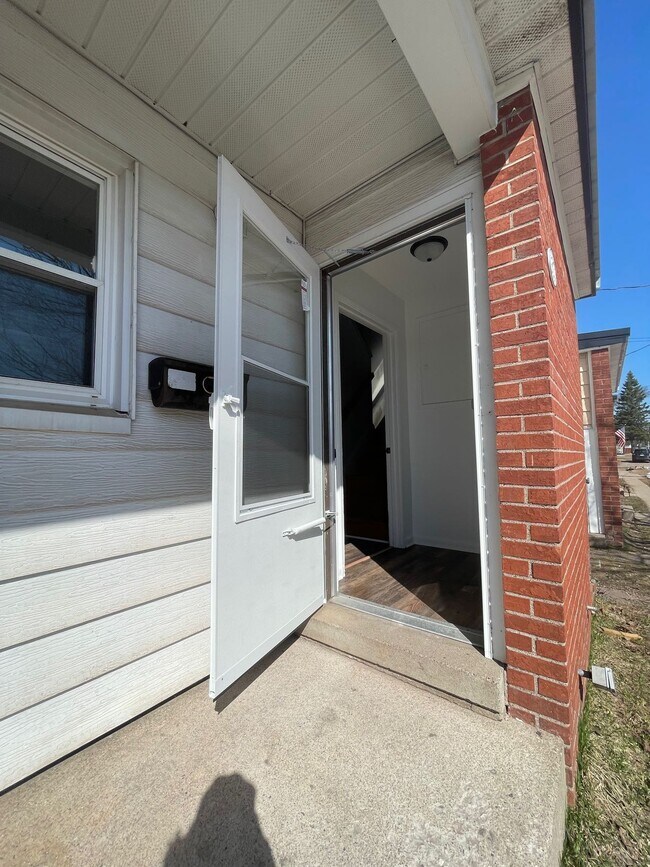 344-358 Commando St