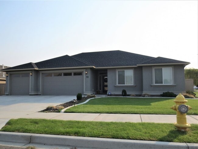 property at 906 N Oklahoma Pl