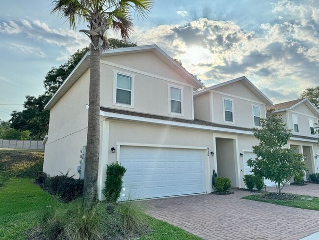 property at 930 Lakefront Village Dr