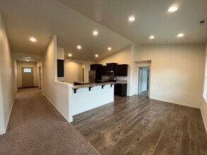2482 NW Glen Oak Ave in Redmond, OR - Building Photo - Building Photo