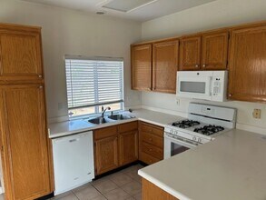 25949 Monaco Way in Murrieta, CA - Foto de edificio - Building Photo