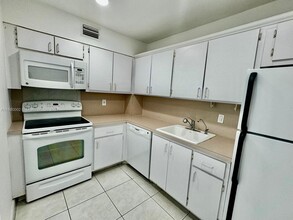 401 Golden Isles Dr in Hallandale Beach, FL - Building Photo - Building Photo