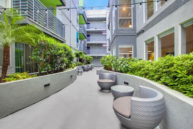Park Catalina in Los Angeles, CA - Foto de edificio - Building Photo