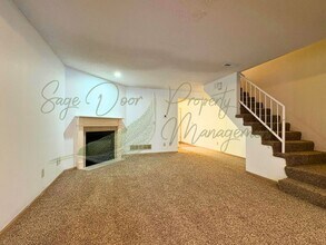 102 NE Sunshine St in Oak Grove, MO - Building Photo - Building Photo