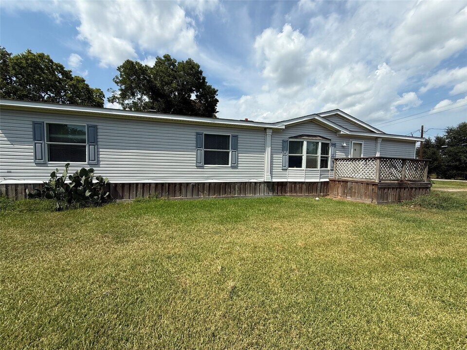 833 Algoa-Friendswood Rd in Alvin, TX - Building Photo