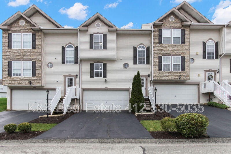 122 Manor View Dr in Manor, PA - Foto de edificio