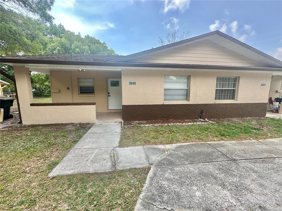 3555 5th St in St. Cloud, FL - Foto de edificio
