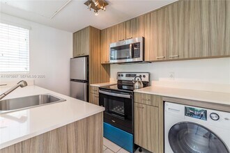 740 Meridian Ave in Miami Beach, FL - Foto de edificio - Building Photo