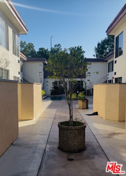 18640 Collins St in Los Angeles, CA - Building Photo - Building Photo