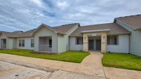 Monarch Estates in Uvalde, TX - Foto de edificio - Building Photo