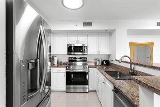 90 Alton Rd, Unit 409 in Miami Beach, FL - Building Photo - Building Photo