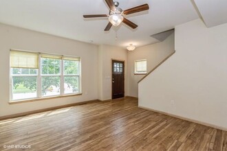 905 Scott Park Dr in Iowa City, IA - Building Photo - Building Photo