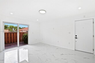 7151 Miami Lakes Dr in Hialeah, FL - Foto de edificio - Building Photo