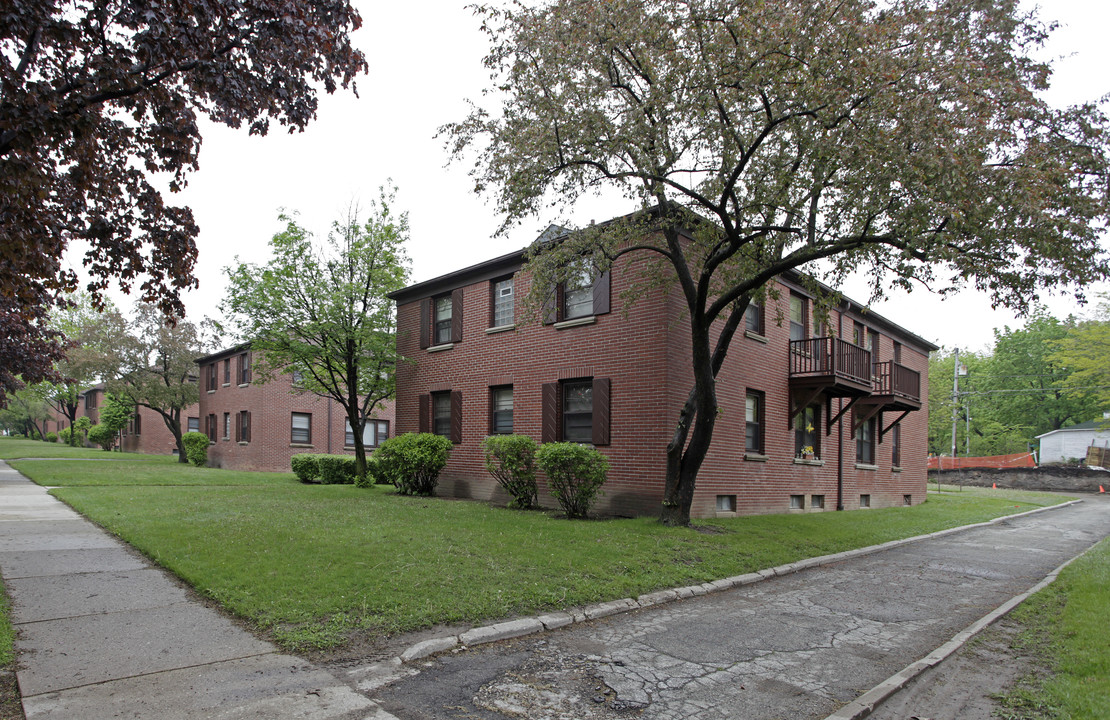 Bluemound Courtyards in Milwaukee, WI - Building Photo