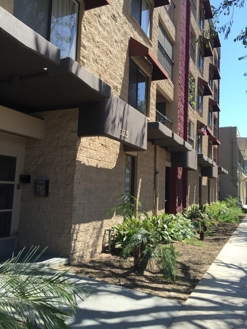 225 W 6th St, Unit 406 in Long Beach, CA - Foto de edificio - Building Photo