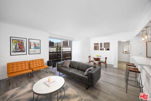 321 S San Vicente Blvd in Los Angeles, CA - Building Photo