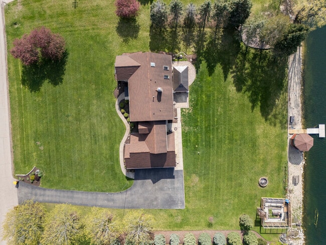 2208 Crystal Cir in Crystal Lake, IL - Building Photo - Building Photo