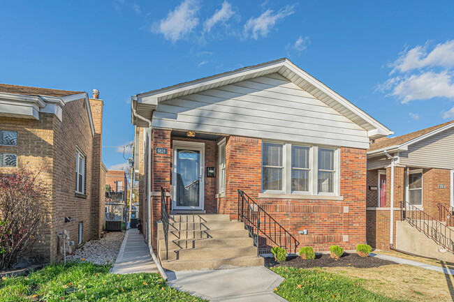 6828 W Highland Ave in Chicago, IL - Building Photo - Building Photo