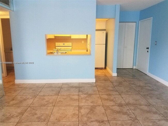 561 NW 107th Ave in Miami, FL - Foto de edificio - Building Photo