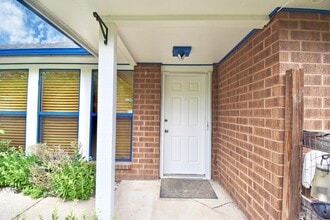 758 Cincinnati-Batavia Pike in Cincinnati, OH - Building Photo - Building Photo