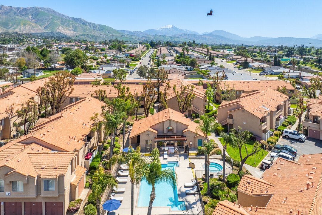 Summerwind Apartments in Highland, CA - Foto de edificio