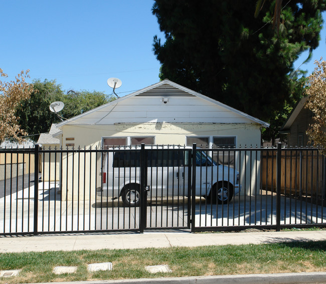 14201 Calvert St in Van Nuys, CA - Foto de edificio - Building Photo