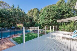 43 Seaweed Rd in Southampton, NY - Building Photo