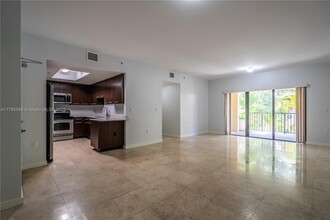 300 Majorca Ave in Coral Gables, FL - Foto de edificio - Building Photo