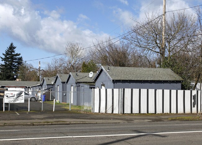 7483 SE 82nd Ave in Portland, OR - Building Photo - Building Photo