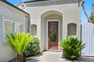 210 N Stage Coach Ln in Fallbrook, CA - Building Photo - Building Photo