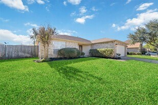 17075 Great Glen Dr in Houston, TX - Building Photo