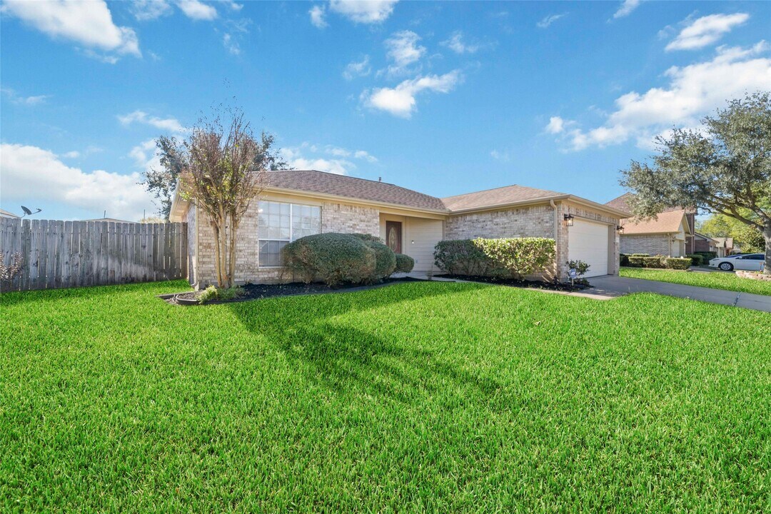 17075 Great Glen Dr in Houston, TX - Building Photo