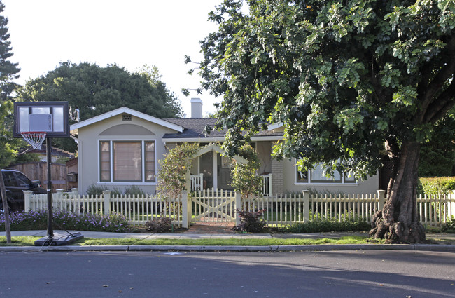 47 Avondale Ave in Redwood City, CA - Building Photo - Building Photo