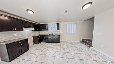 630 1/2 W 79th St in Los Angeles, CA - Building Photo - Building Photo