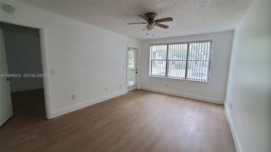 4581 W McNab Rd in Pompano Beach, FL - Foto de edificio - Building Photo