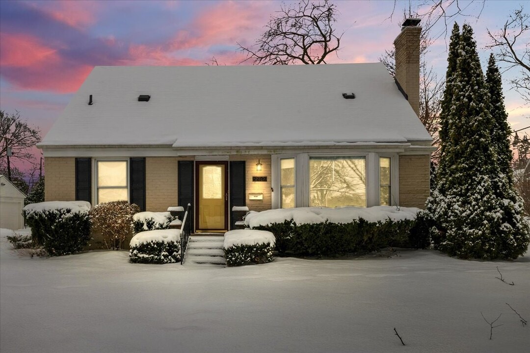 2299 W Lincoln St in Birmingham, MI - Building Photo