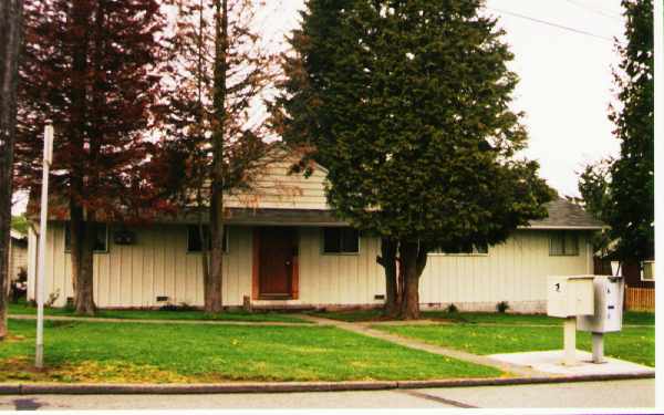 1025 52nd St SE in Everett, WA - Foto de edificio