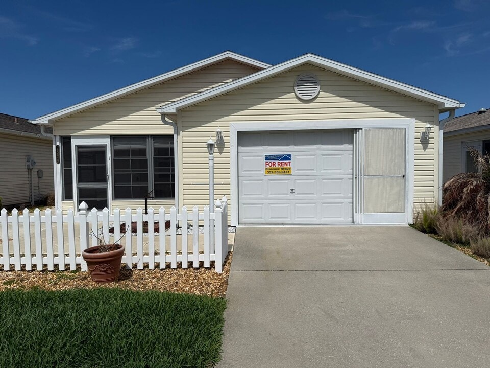 2829 Burgos Dr in the Villages, FL - Building Photo