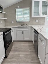 18711 Tulsa St, Unit Tulsa ADU in Porter Ranch, CA - Foto de edificio - Building Photo