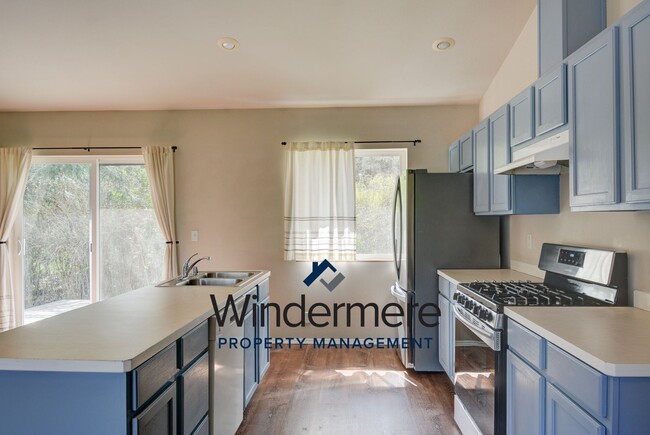 2285 Williams Rd in Oak Harbor, WA - Foto de edificio - Building Photo