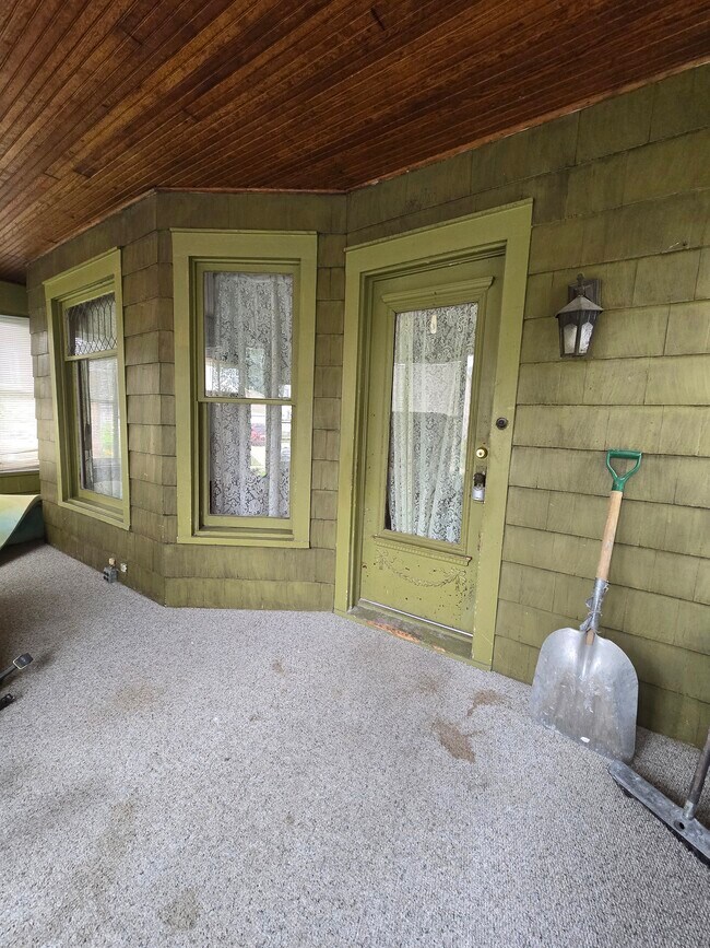 1260 S Walnut Ave in Freeport, IL - Building Photo - Building Photo