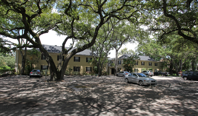 Coachwood Apartments in Tampa, FL - Building Photo - Building Photo