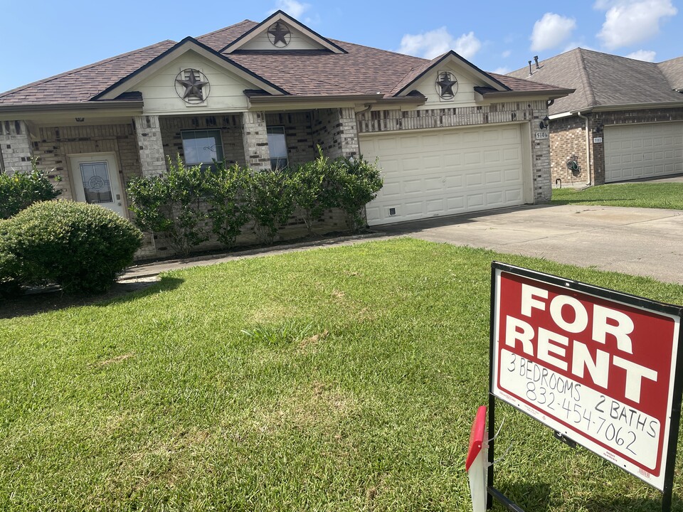 5106 Creekside Ave in Baytown, TX - Building Photo