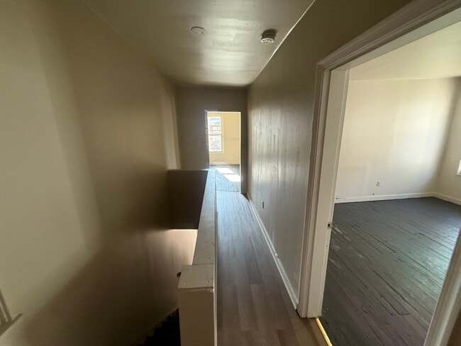 330 2nd St, Unit Apt B in Pitcairn, PA - Foto de edificio - Building Photo