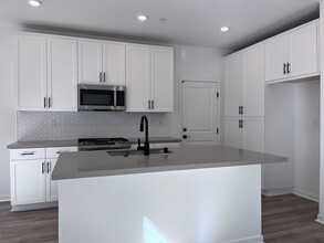 4077 Pomelo Dr in Corona, CA - Foto de edificio - Building Photo